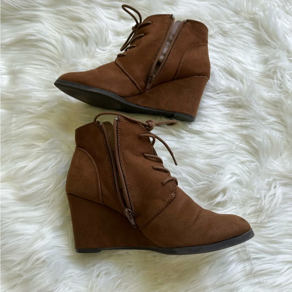 American Rag size 8 faux suede tan wedge heel booties cute